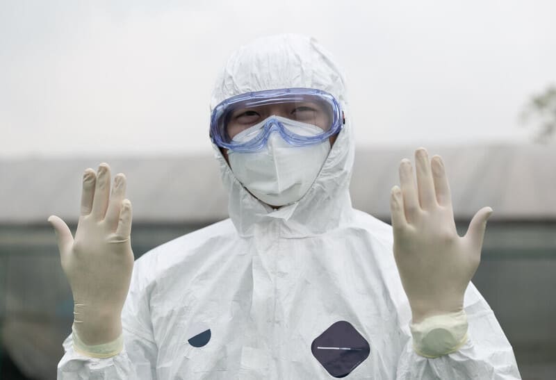 Kedatangan Petugas Kesehatan Ber-APD Lengkap