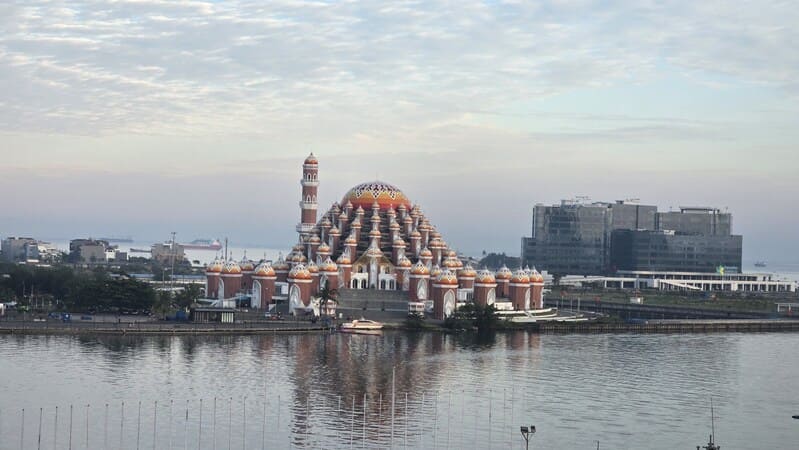 Masjid 99 Kubah: Kebesaran yang Murung